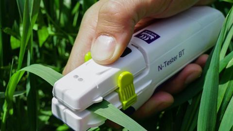 Comme avec l’ancienne version, le N-Tester BT évalue l’état de nutrition azotée à partir du niveau de chlorophylle mesuré par pincement des feuilles.